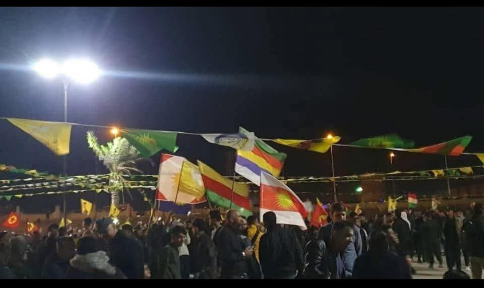 لا شيء... سوى تجمع قسدي ليس فيه أي علم سوري وطني بين كل تلك الأعلام التي تمثل أحلاماً انفصالية... حي...