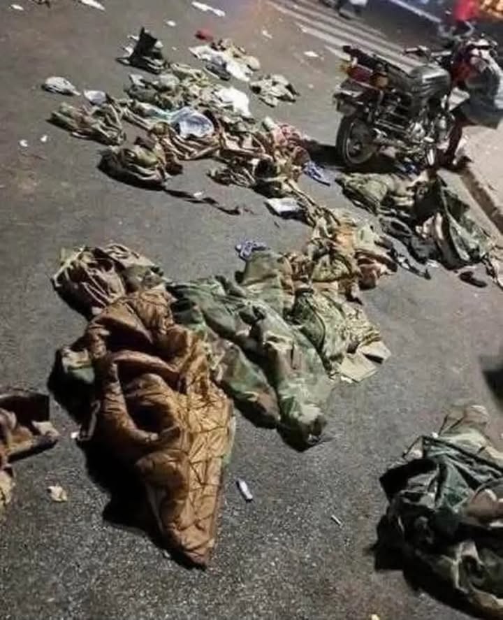 🛑 منقول:
مسـ.ـلـ.ـحو آپو في حيي الشيخ مقصود والأشرفية يبدلون جلودهم العـ.ـسـ.ـكرىه كالحرباء إلى الل...