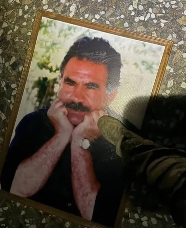 الغائط أوجلان في المكان المناسب...

#عاشت_سورية #الجمهورية_العربية_السورية
#تسقط_قسد  #قسد_عدو_البلد...