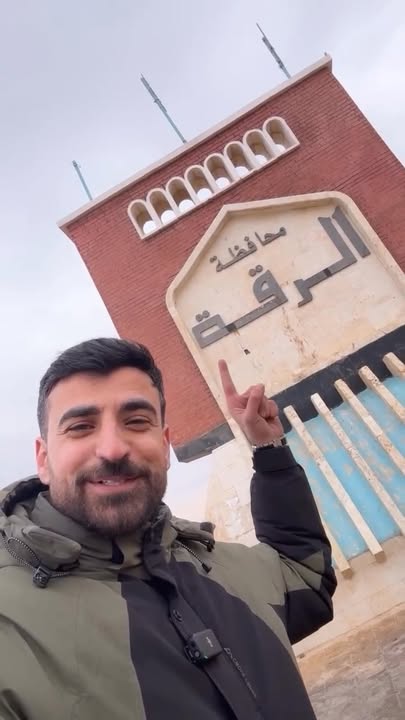 الإعلامي الكردي السوري الحر أحمد حمو يحيي اهل الرقة ويبارك لهم بواد تحرير المحافظة والمدينة... كلنا...