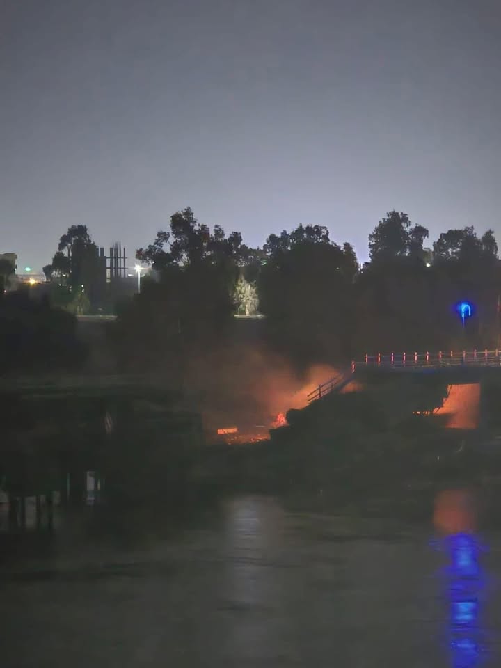 #عاجل
حثالات البشر فجـ.ـروا جسر الرقة!!!

#عاشت_سورية #الجمهورية_العربية_السورية
#تسقط_قسد  #قسد_عدو...