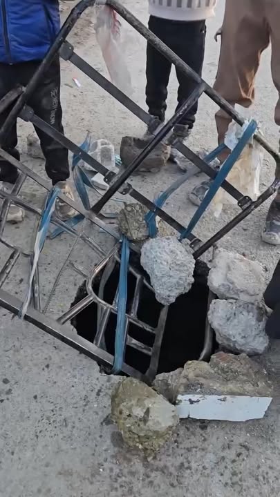 عوضاً عن إعادة إعمار ما دمرته إحـ.ـداثياتهم الزائفة التي اعطوها لطـ.ـائرات التحـ.ـالف من بيوت المدنـ...