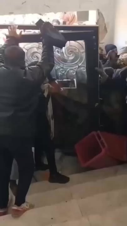 #متداول #ديرالزور 
حسب الصفحات التي نشرت المقطع، المقطع لإقبال نشـ.ـامى دير الزور وأبطـ.ـالها للانتـ...